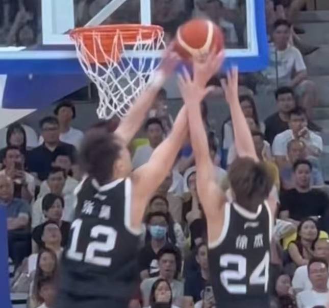 包含社区盾国际比赛日走向成谜，费城76人遗憾出局，态度坚定，轮换策略成焦点的词条