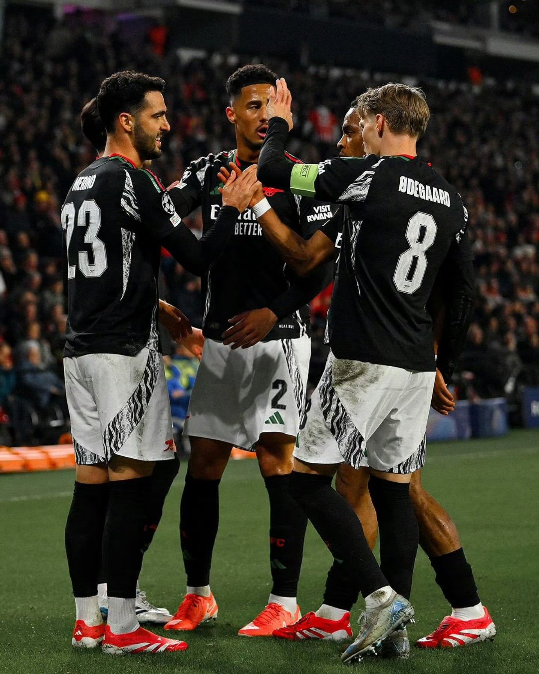 包含埃因霍温迎德甲关键赛；窗口期防线松动；目标明确；年轻球员得到机会的词条